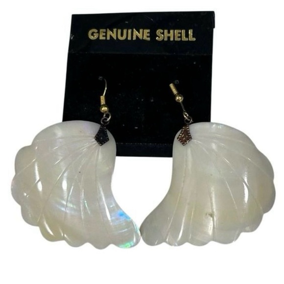 Vintage Genuine
Shell Dangling
Earrings Large
Carved White
Mother-of-Pearl Shell - Picture 4 of 6